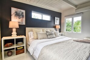 4 室のベッドルーム、デスク、アイロン / アイロン台、旅行用ベビーベッド