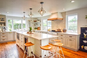 冷蔵庫、電子レンジ、オーブン、コンロ