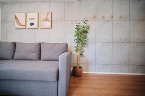 32-inch Smart TV with cable channels - Yoshitsuki Hotel (Tokyo)