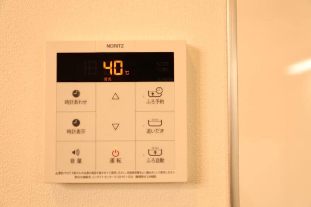Termostato digital NORITZ que muestra una temperatura de 18,40°C.