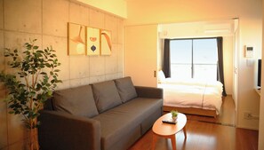 Desk, blackout curtains, soundproofing, free WiFi - Yoshitsuki Hotel (Tokyo)