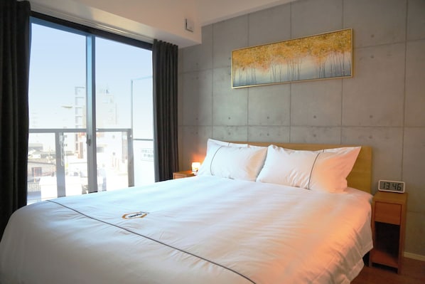 Desk, blackout drapes, soundproofing, free WiFi - Yoshitsuki Hotel (Tokyo)