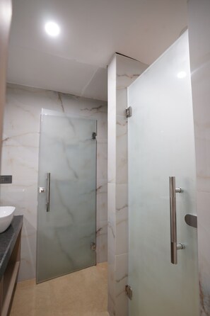 Phòng Suite Cao cấp | Phòng tắm | Buồng tắm vòi sen, vòi sen phun mưa, khăn tắm