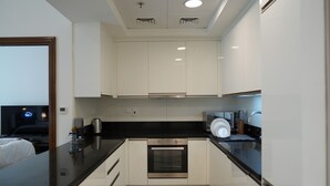 Design Apartment | Private kitchen | Fridge, microwave, oven, stovetop - Yogi - Lake-Side Fancy Apartment Near Dubai Mall (Dubai)