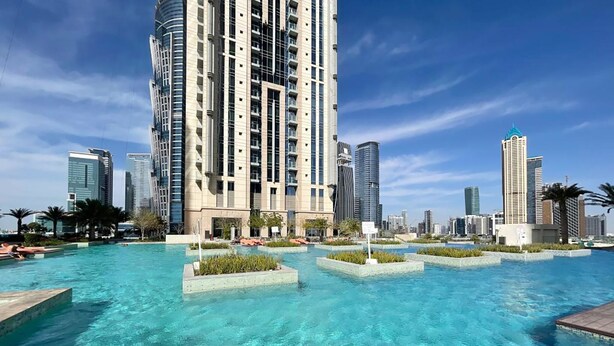 Outdoor pool - Yogi - Lake-Side Fancy Apartment Near Dubai Mall (Dubai)