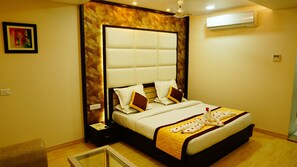 Desk, laptop workspace, iron/ironing board, free WiFi