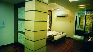 Desk, laptop workspace, iron/ironing board, free WiFi - Hotel Golden Laurel Inn (Deoria)
