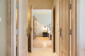Villa familiar, 4 habitaciones, no fumadores, vistas a la piscina | 3 dormitorios, minibar con artículos gratuitos, escritorio