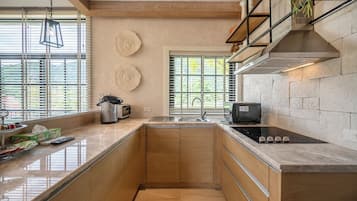 Family Villa, 4 Bedrooms, Non Smoking, Pool View | Private kitchen