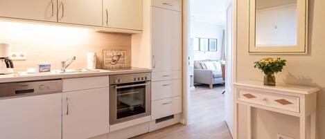 Fridge, oven, stovetop, dishwasher