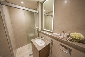 Classic-Apartment | Badezimmer | Dusche, Haartrockner, Handtücher, Toilettenpapier