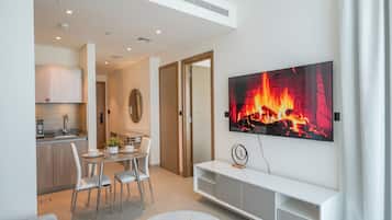 Classic Apartment | Ruang tamu | TV Pintar