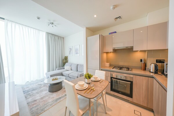 Yogi - Bright Apartment With Panoramic Cityscape Views - Dubai