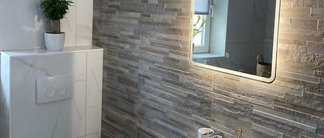 SĂšche-cheveux, serviettes fournies, savon, papier toilette