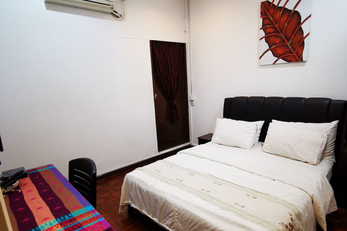 Standard Double Room | 1 bedroom, desk, laptop workspace, iron/ironing board