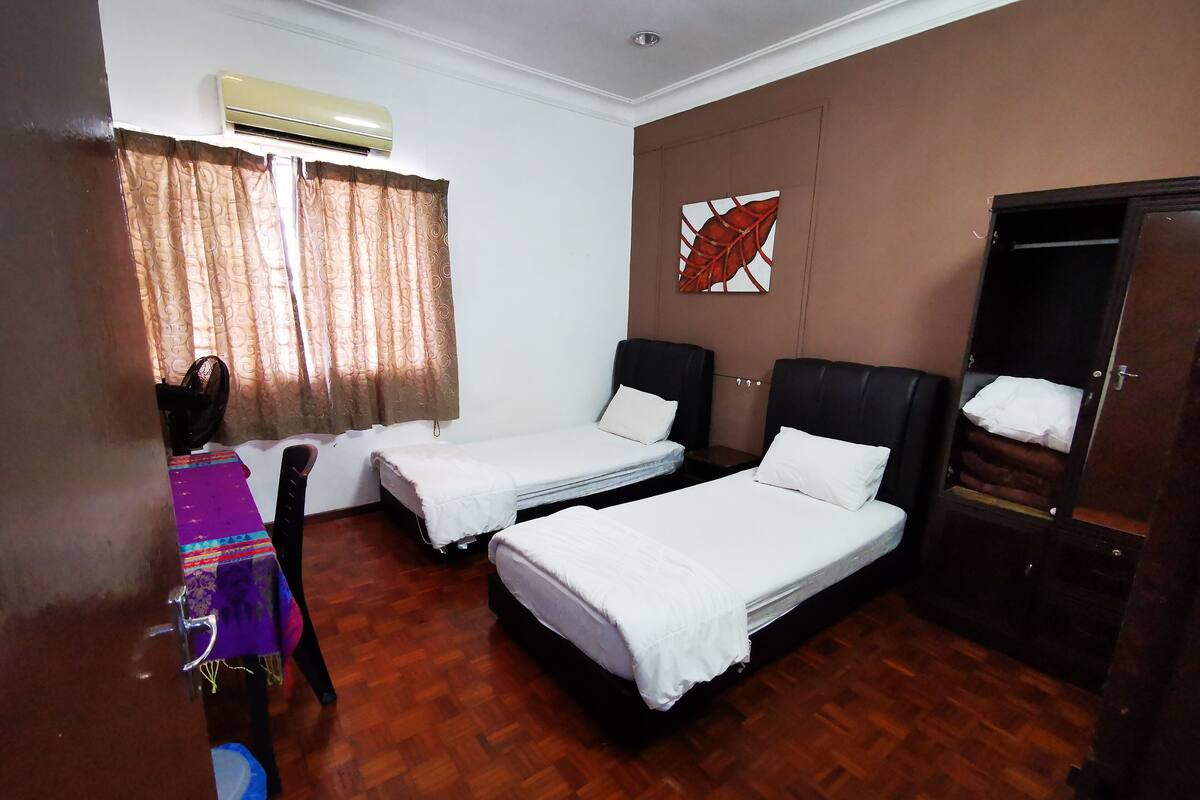 Standard Twin Room | 1 bedroom, desk, laptop workspace, iron/ironing board