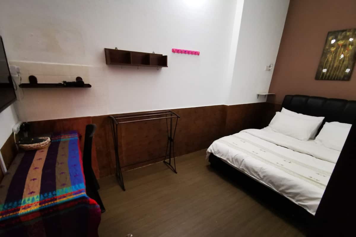 Standard Room | 1 bedroom, desk, laptop workspace, iron/ironing board
