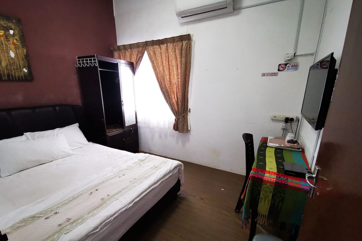 Standard Double Room | 1 bedroom, desk, laptop workspace, iron/ironing board