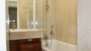 A bathroom with a shower, a sink, and a mirror. - Garden-Level 2-Room Apartment, 100m from Beach, A/C, Terrace, Free Parking (Villeneuve-Loubet)