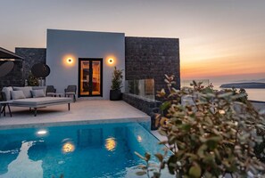 One Bedroom Suite with Private Pool & Caldera View | Terrace/patio