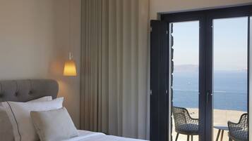 Three Bedroom Villa with Private Cave Pool & Caldera View | Minibar, in-room safe, soundproofing, cribs (free)