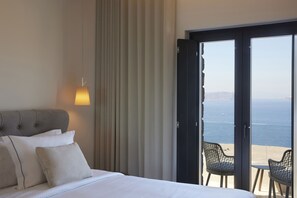 Three Bedroom Villa with Private Cave Pool & Caldera View | Minibar, Zimmersafe, individuell dekoriert, individuell eingerichtet