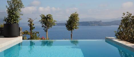 Kolam renang infinity