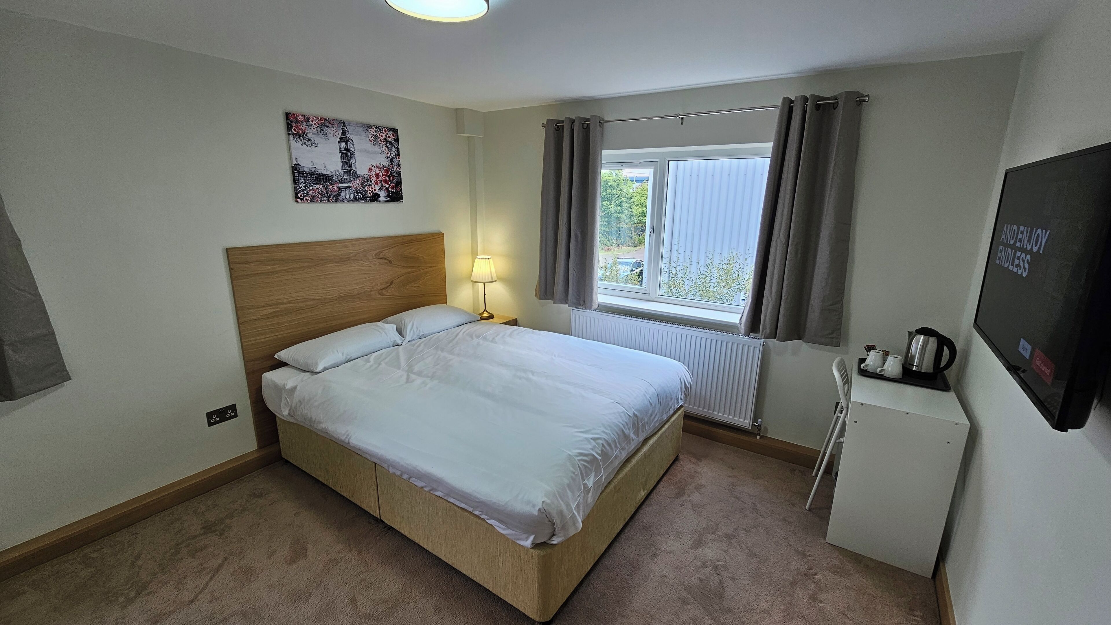 Comfort tweepersoonskamer | Hypoallergeen beddengoed, een bureau, een strijkplank/strijkijzer