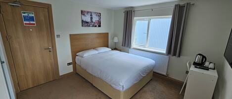 Comfort-Doppelzimmer | Allergikerbettwaren, Schreibtisch, Bügeleisen/Bügelbrett