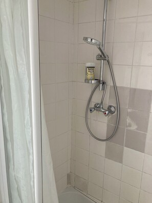 Suihku, pyyhkeet, saippua, sampoo