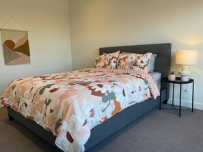 3 bedrooms, iron/ironing board, WiFi, bed sheets - Vitamin Sea - Luxury Accommodation, that is Family, Pet & Group Friendly (Mornington)