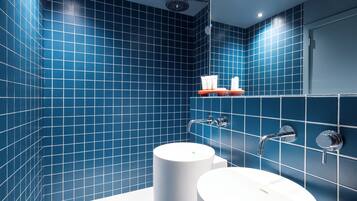 Habitación familiar | Baño | Artículos de higiene personal gratuitos, secador de pelo y zapatillas