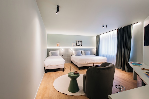 Habitación familiar | Baño | Amenidades de baño gratuitas, secadora de cabello, pantuflas, toallas