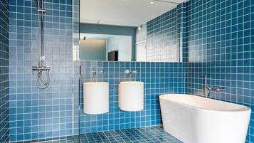 Suite – executive | Bad | Toalettartikler (inkludert), hårføner, tøfler og håndklær