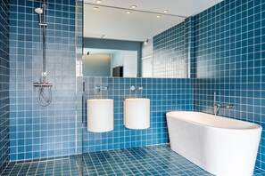 Executive Suite | Bathroom | Free toiletries, hair dryer, slippers, towels - Maison Arya (Brussels)