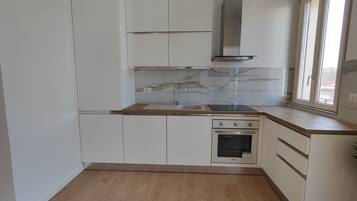 Frigorifero, forno, piano cottura, lavastoviglie