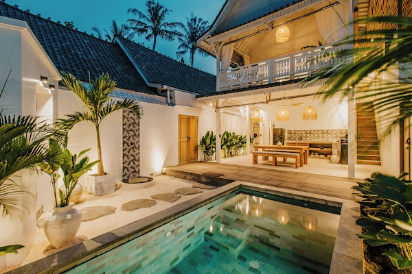 Fachada de la propiedad por la tarde o noche