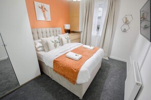 3 habitaciones, tabla de planchar con plancha, wifi y ropa de cama 