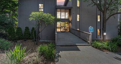 ⛳ Fairway View Condo – Golf Resort Stay | Near GLEF • Netflix • TC Dining & Trails ➠ 5518