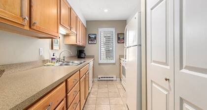 Golf View Condo w/ Free WiFi & Parking - 5518