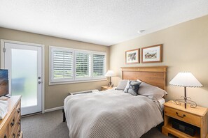 Iron/ironing board, WiFi, bed sheets - ⛳ Fairway View Condo – Golf Resort Stay | Near GLEF • Netflix • TC Dining & Trails ➠ 5518 (Williamsburg)