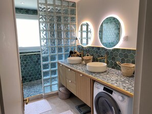 Haartrockner, Handtücher, Seife, Toilettenpapier