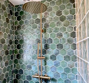 Hair dryer, towels, soap, toilet paper - Centre Paris, Grand Appartement Calme et Lumineux (Paris)
