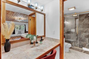 Douche, sèche-cheveux, serviettes fournies