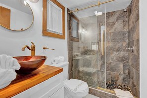 Douche, sĂšche-cheveux, serviettes fournies, shampoing