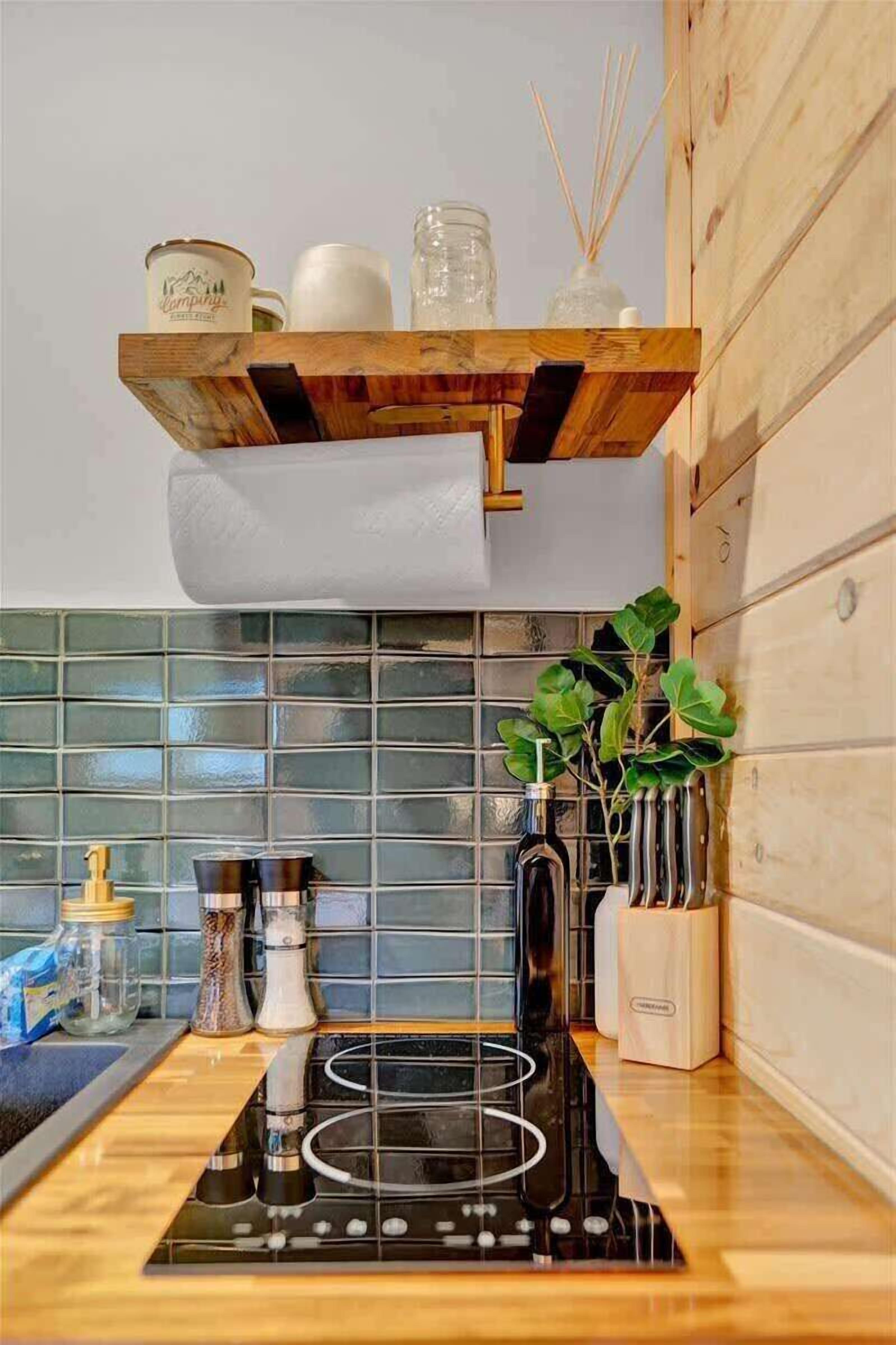 Kühlschrank, Mikrowelle, Herdplatte, Wasserkocher mit Kaffee-/Teezubehör