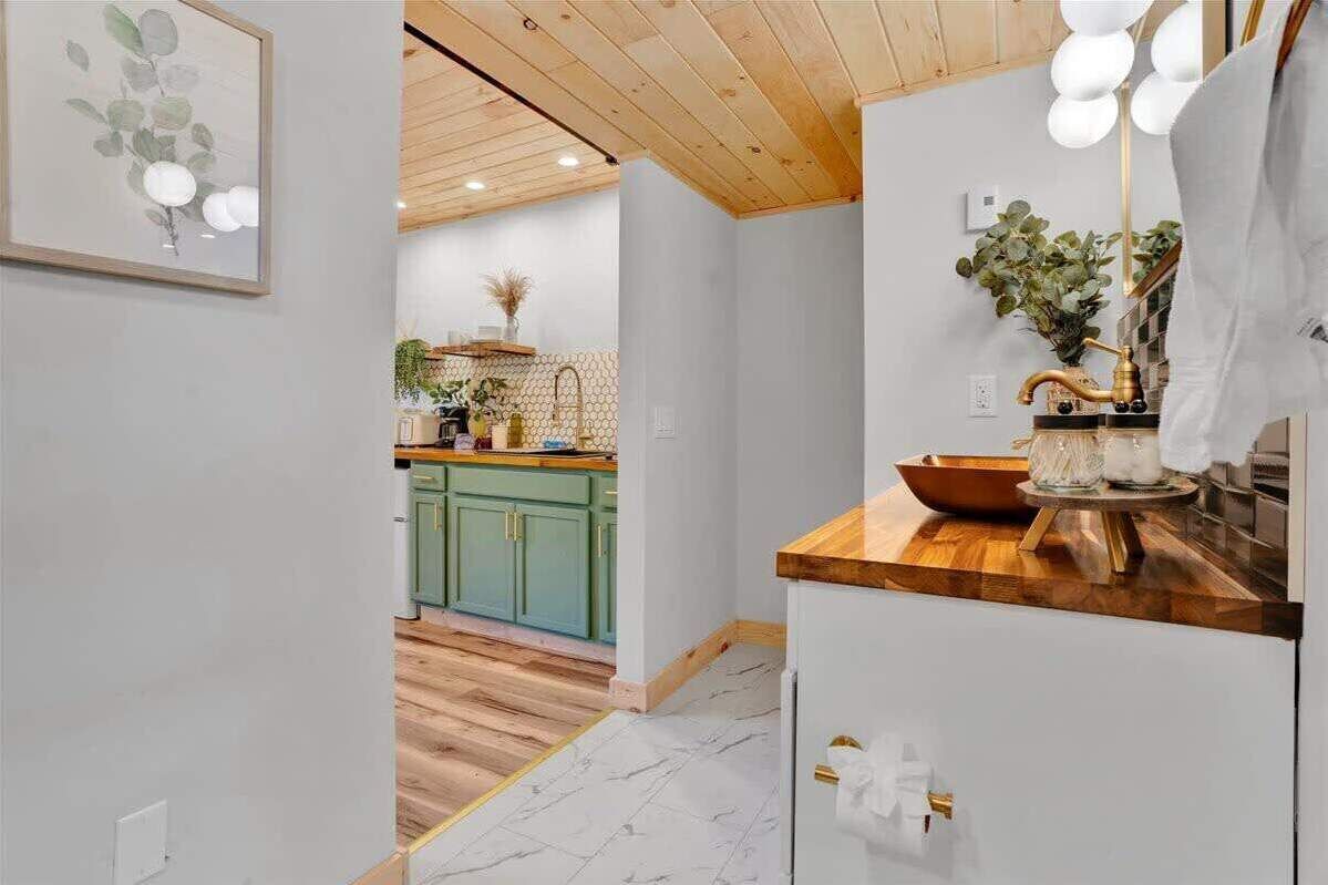 Kühlschrank, Mikrowelle, Herdplatte, Wasserkocher mit Kaffee-/Teezubehör