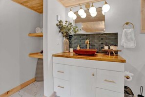 Interior - Elements Pocono Modern | Firepits | Pet Friendly (Barrett Township)