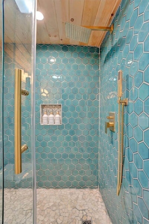 Douche, sèche-cheveux, serviettes fournies, shampoing