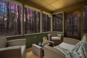 Interior - Evergreen Lodge | Hot Tub | Wi-Fi | Fireplace (Clifton)